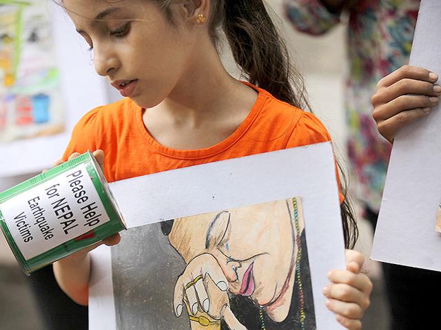 Students of Mumbai's Gurukul School of Art collect funds for the survivors of the disastrous Nepal earthquake. (Vijayanand Gupta/HT photo)
