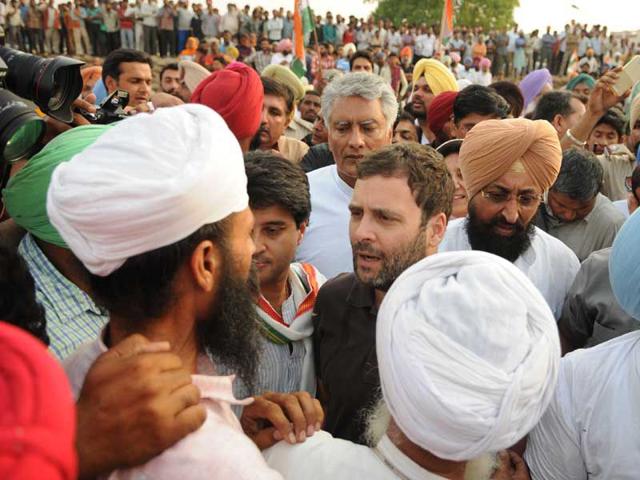AICC vice-president Rahul Gandhi interacting with farmer at Sirhind grain market on Tuesday. Bharat Bhushan/HT