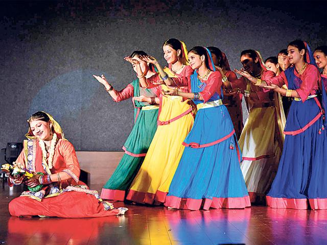 Amita Khare and troupe perform dance drama 'Prem Deewani Meera' organised by Natraj Sangeet Vidhyalaya, in Bhopal on Monday.(HT photo)