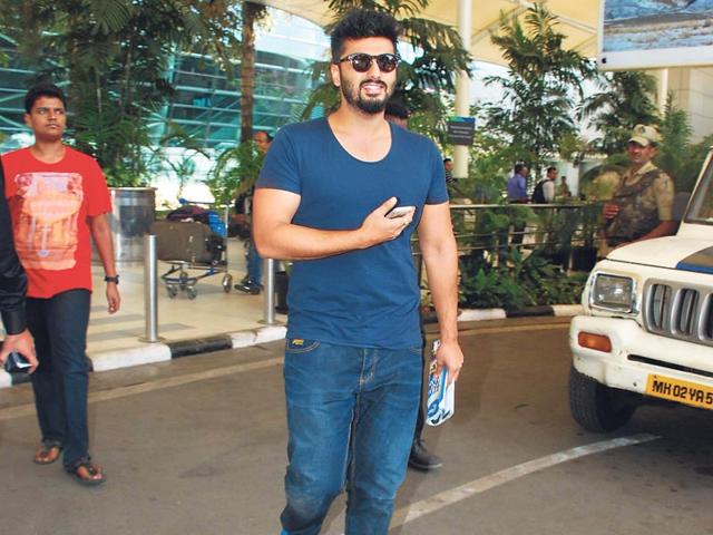 Arjun Kapoor spotted at Mumbai airport. (Photo: Viral Bhayani)