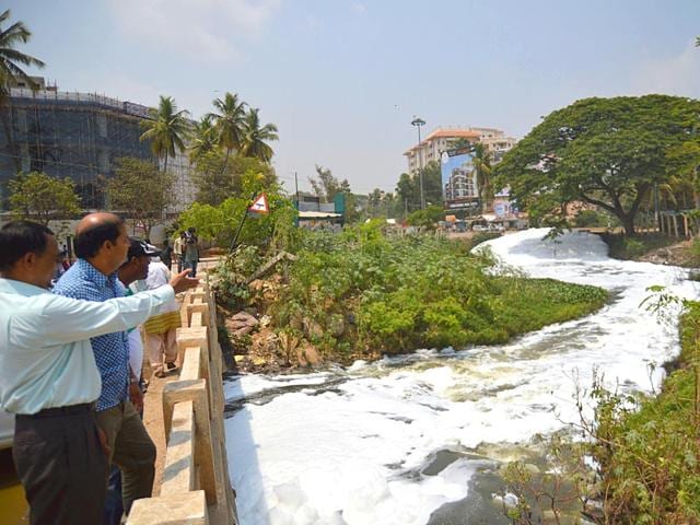 Residents-point-to-foam-which-is-spilling-onto-the-streets-from-the-Varthur-lake-in-Bengaluru-Karnataka-HT-Photo-Kashif-Masood Residents-point-to-foam-which-is-spilling-onto-the-streets-from-the-Varthur-lake-in-Bengaluru-Karnataka-HT-Photo-Kashif-Masood