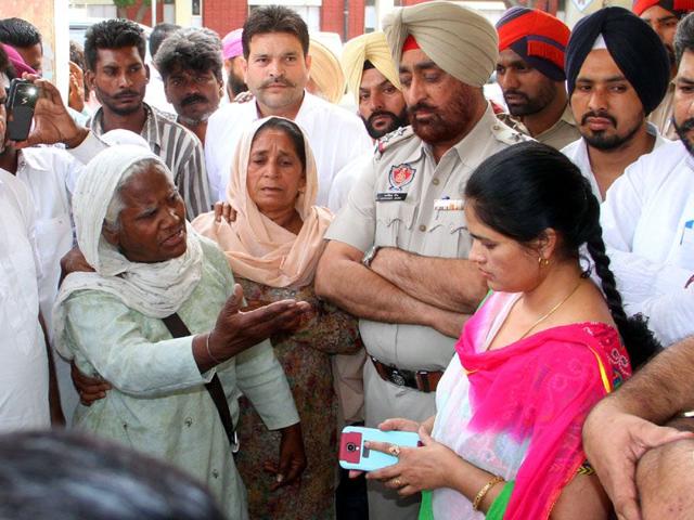 Members-of-Amritsar-district-Congress-rural-holding-candlelight-vigil-in-memory-of-13-year-old-girl-in-the-Moga-molestation-incident-at-Jallianwala-Bagh-in-Amritsar-Sameer-Sehgal-HT Members-of-Amritsar-district-Congress-rural-holding-candlelight-vigil-in-memory-of-13-year-old-girl-in-the-Moga-molestation-incident-at-Jallianwala-Bagh-in-Amritsar-Sameer-Sehgal-HT