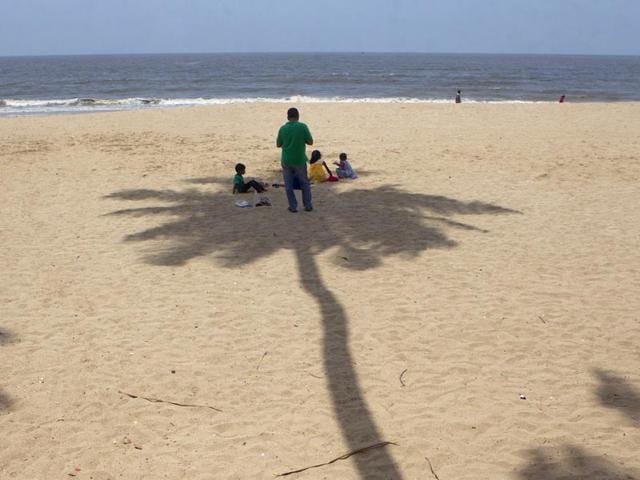 A family enjoys an afternoon at Juhu Chowpatty in Mumbai. (Satish Bate/HT photo)