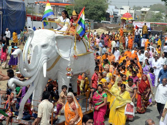 Members of Jain community take part in a religious procession on the occasion of Gajrath Mahotsav, in Bhopal on Friday. (Bidesh Manna/HT photo)