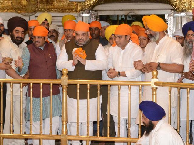 Amit Shah paying obeisance at the Godlen Temple during his visit to AMritsar on Saturday. Sameer Sehgal/HT