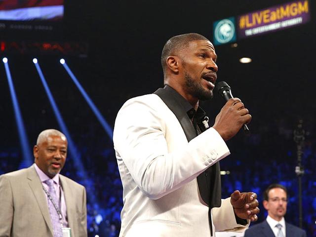 Jaime Foxx sings the US national anthem before the start of the Floyd Mayweather Jr., vs Manny Pacquiao welterweight unification fight on May 2, 2015 in Las Vegas, Nevada. (Photo: AFP)