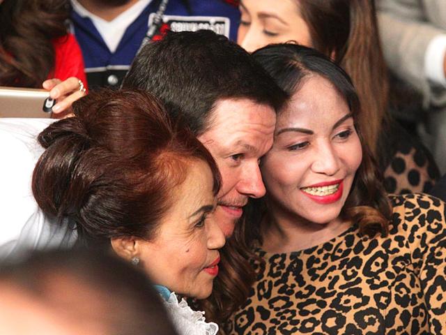 Actor Mark Wahlberg (C) attends the Floyd Mayweather Jr vs Manny Pacquiao fight in a welterweight unification bout on May 2, 2015 in Las Vegas, Nevada. (Photo: AFP)