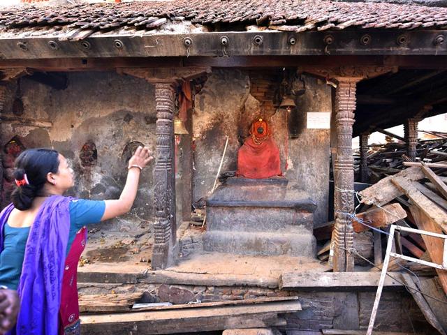 A woman prays before an idol of Lord Hanumana amid the debris in Durbar Square area of Kathmandu. (Gurinder Osan/ HT Photo)