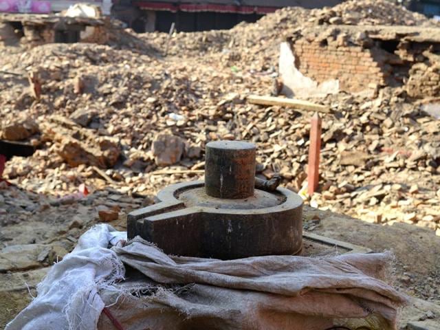A Shivling in Kathmandu's Durbar Square. More than 4,050 rescue workers from 34 different nations have flown to Nepal to help in rescue operations. (Gurinder Osan/ HT Photo)