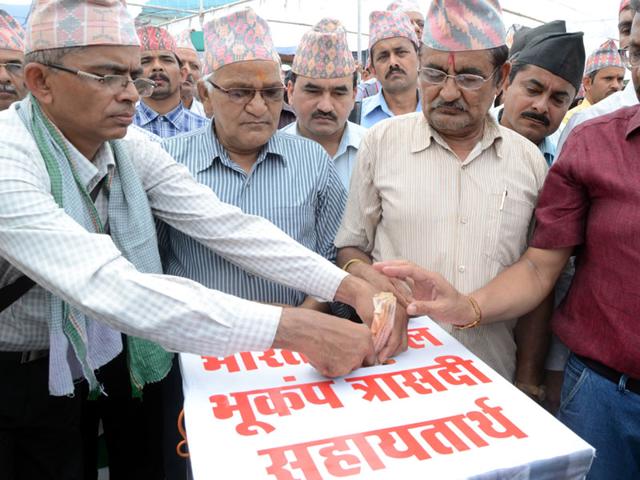 People contribute to the Nepal earthquake relief fund, in Bhopal on Tuesday. (Bidesh Manna/HT photo)