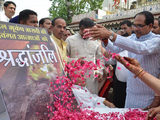 Chief minister Shivraj Singh Chouhan offers floral tributes to Nepal earthquake victims at a programme, in Bhopal on Tuesday. (Bidesh Manna/HT photo)