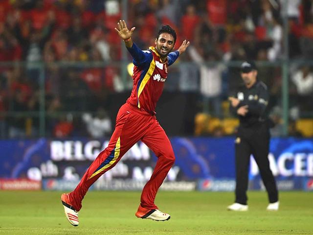 RCB's left-arm medium-pacer Sreenath Aravind (4/27) rocked the KXIP top and middle-order. (Virendra Singh Gosain/HT Photo)