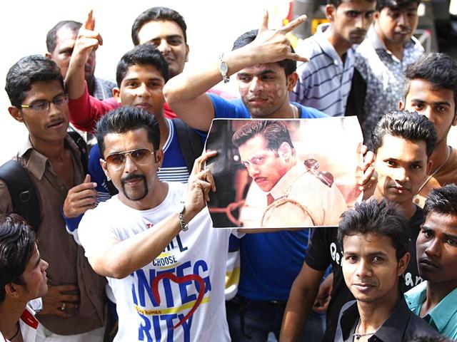 Salman Khan's lookalike waited outside the superstar's Bandra residence. Fans had gathered to catch a glimpse of the actor a day after he was convicted in the 2002 hit-and-run case. (Satish Bate/HT photo)