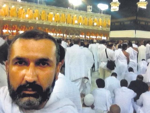 Indian-origin-filmmaker-Parvez-Sharma-foreground-films-himself-at-the-Masjid-al-Haram-for-his-documentary-A-Sinner-in-Mecca-Filming-at-the-Holy-Mosque-is-strictly-prohibited-HT-Photo Indian-origin-filmmaker-Parvez-Sharma-foreground-films-himself-at-the-Masjid-al-Haram-for-his-documentary-A-Sinner-in-Mecca-Filming-at-the-Holy-Mosque-is-strictly-prohibited-HT-Photo