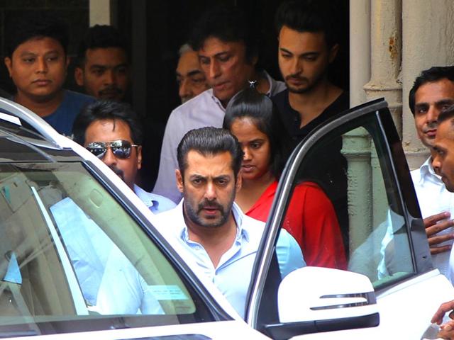 Salman Khan leaves for Bombay high court for bail. (HT Photo/Satish Bate)