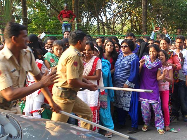 Mumbai cops had a tough time controlling the crowd outside Salman Khan's Bandra residence. (Satish Bate/HT photo)
