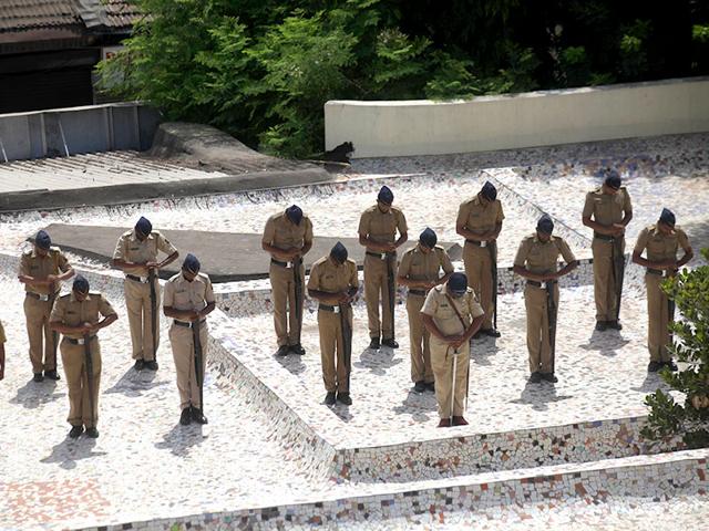 Mumbai cops at the funeral of senior inspector Vilas Joshi at Chandanwadi Crematorium, Marine Lines in Mumbai. (Kunal Patil/HT photo)