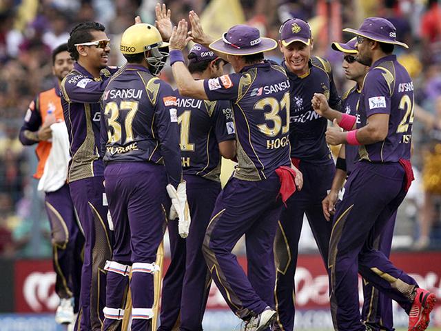 KKR's Sunil Narine came up with a fabulous 4/19 spell to stall KXIP's onslaught at Eden Gardens. (Prateek Choudhury/HT Photo)