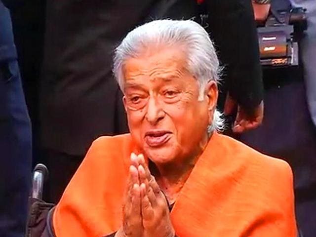 Shashi Kapoor, born as Balbir Raj Prithviraj Kapoor on 18 March 1938, is a Bollywood actor and filmmaker. (Twitter)