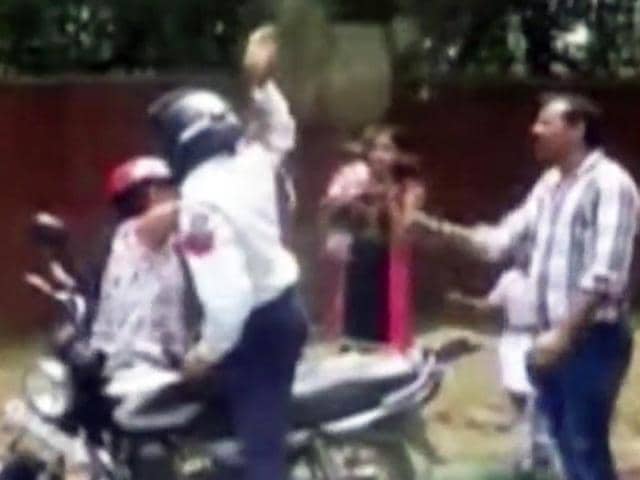 Delhi-cop-hurls-brick-at-woman Delhi-cop-hurls-brick-at-woman