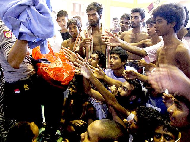 Myanmar-refugees-from-the-Rohingya-community-a-predominantly-Muslim-sect-in-Myanmar-wait-for-medical-care-at-a-makeshift-refugee-camp-in-New-Delhi-AFP-PHOTO-Andrew-Caballero-Reynolds Myanmar-refugees-from-the-Rohingya-community-a-predominantly-Muslim-sect-in-Myanmar-wait-for-medical-care-at-a-makeshift-refugee-camp-in-New-Delhi-AFP-PHOTO-Andrew-Caballero-Reynolds