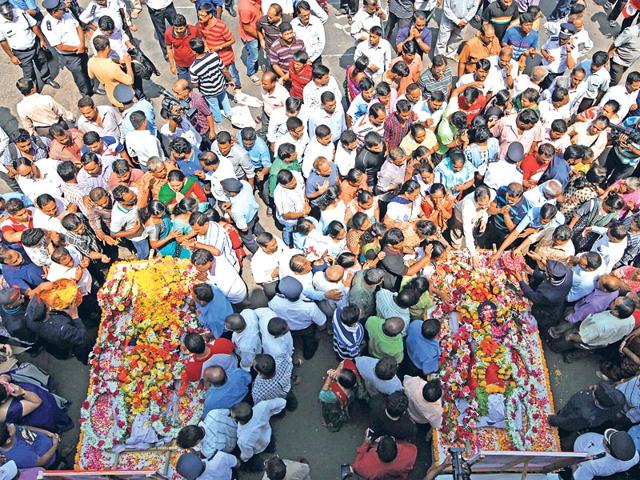 Fire-officers-and-people-pay-tribute-to-firemen-Sanjay-Rane-and-MM-Desai-who-died-in-Kalbadevi-building-fire-Kunal-Patil-HT-photo Fire-officers-and-people-pay-tribute-to-firemen-Sanjay-Rane-and-MM-Desai-who-died-in-Kalbadevi-building-fire-Kunal-Patil-HT-photo