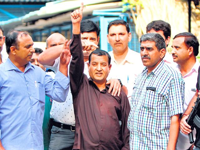 Irfan-Ahmad-a-top-IM-operative-in-Centre-with-hand-raises-escaped-from-a-Nepal-prison-after-the-April-25-earthquake-was-arrested-at-Bharaich-in-Uttar-Pradesh-Arun-Sharma-HT-Photo Irfan-Ahmad-a-top-IM-operative-in-Centre-with-hand-raises-escaped-from-a-Nepal-prison-after-the-April-25-earthquake-was-arrested-at-Bharaich-in-Uttar-Pradesh-Arun-Sharma-HT-Photo