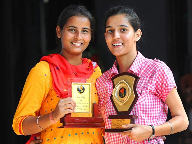Jaspreet-Kaur--L-the-non-medical-topper-with-Aditi-Kashyap-the-commerce-topper