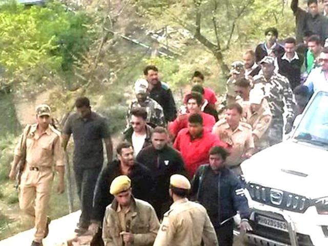 Salman Khan being escorted by cops in Kashmir where he returns to shoot Kabir Khan's Bajrangi Bhaijaan.(Photo: Twitter) 