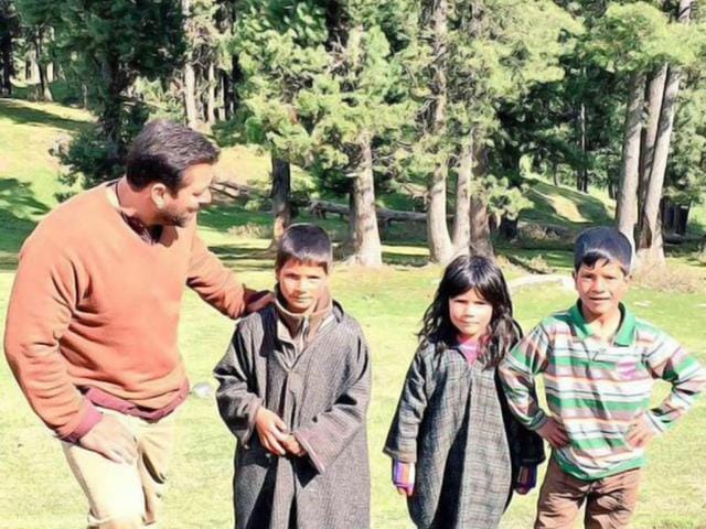 Salman Khan meets his fans in Kashmir while shooting for Bajrangi Bhaijaan.(Photo: Twitter) 