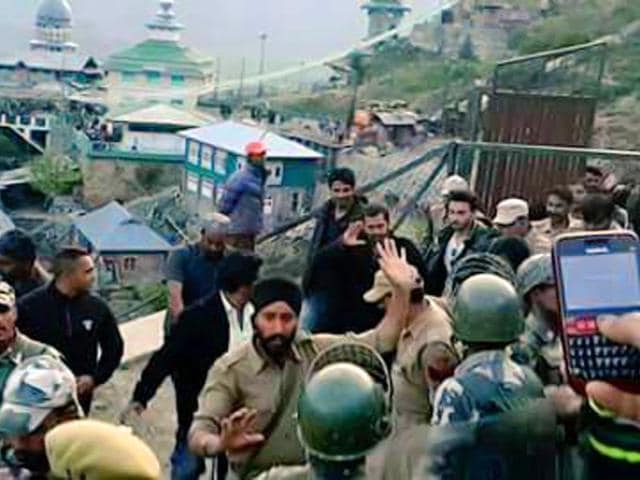 Salman Khan waves to fans as he reaches Kashmir to resume shooting for Kabir Khan's Bajrangi Bhaijaan. (Photo: Twitter) 