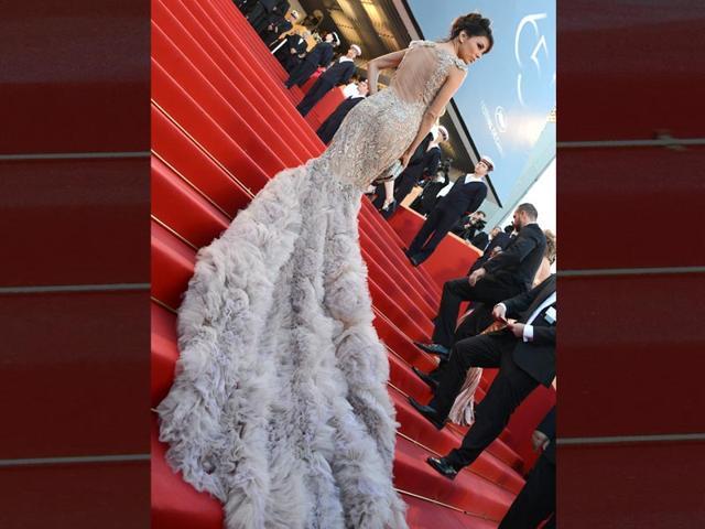 Eva Longoria left a lasting impression in this magnificent gown decorated with an extra-long train of feathers. Eva Longoria left a lasting impression in this magnificent gown decorated with an extra-long train of feathers.