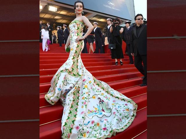Fan Bingbing wore a spectacular gown decorated with a train and traditional motifs. Fan Bingbing wore a spectacular gown decorated with a train and traditional motifs.