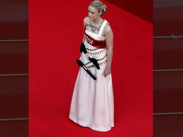Activist artist Sara Forestier wore a white dress adorned with actual firearms back in 2007. This was her way of denouncing their proliferation and calling attention to the issue. Activist artist Sara Forestier wore a white dress adorned with actual firearms back in 2007. This was her way of denouncing their proliferation and calling attention to the issue.