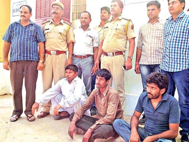 Mastermind-Satyavan-Bhawri-sitting-left-along-with-two-poachers-in-the-custody-of-Udaipur-police-HT-photo Mastermind-Satyavan-Bhawri-sitting-left-along-with-two-poachers-in-the-custody-of-Udaipur-police-HT-photo