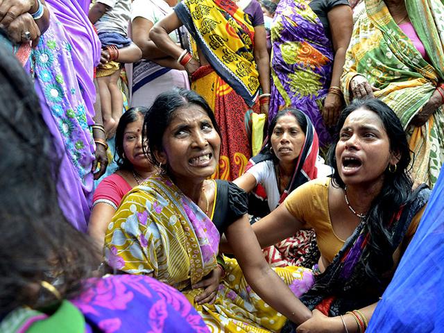 Women mourn the death of their relative who died after a wall collapsed in the earthquake in Bihar. (Reuters Photo)