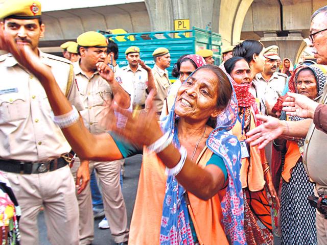Family-members-of-the-victims-protest-outside-the-Badarpur-police-station-and-demand-action-against-the-policeman-Sanjeev-Verma-HT-Photo Family-members-of-the-victims-protest-outside-the-Badarpur-police-station-and-demand-action-against-the-policeman-Sanjeev-Verma-HT-Photo