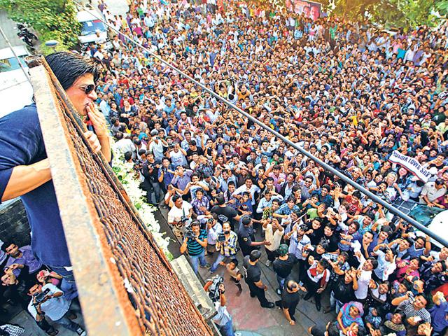Shah-Rukh-Khan-waves-to-a-sea-of-fans-outside-his-Bandra-residence Shah-Rukh-Khan-waves-to-a-sea-of-fans-outside-his-Bandra-residence