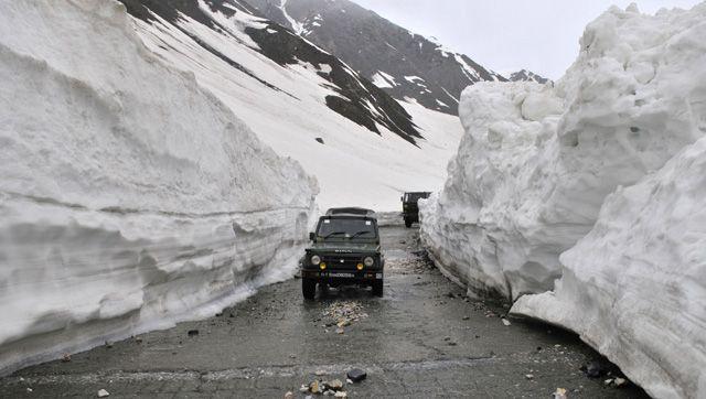The snow clearance operations, on the road where 18 to 50 feet of snow had accumulated, commenced on March 21 this year and were completed in the first week of this month. Waseem Andrabi/HT