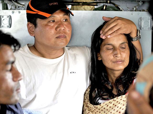 Injured earthquake victims being shifted from Dolakha to Kathmandu in an Indian Air Force chopper at Nepali army base, in Dolakha. (Burhaan Kinu / HT Photo)