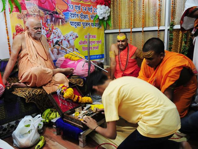 Puri Shankaracharya Swami Nischalananda Saraswati during a Darshan, Deeksha and Paduka Pujan programme, in Bhopal on Thursday. (Mujeeb Faruqui/HT photo)