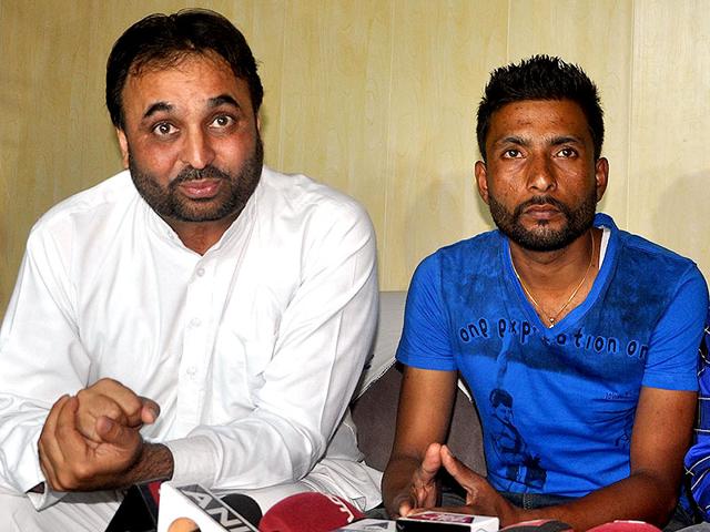 Aam-Aadmi-Party-MP-Bhagwant-Mann-with-Iraq-hostage-survivor-Harjit-Masih-right-at-a-press-conference-in-Mohali-on-Thursday-HT-Photo Aam-Aadmi-Party-MP-Bhagwant-Mann-with-Iraq-hostage-survivor-Harjit-Masih-right-at-a-press-conference-in-Mohali-on-Thursday-HT-Photo