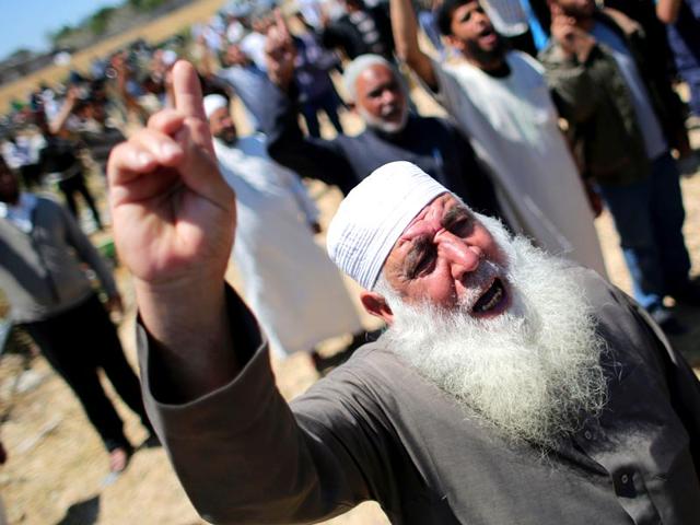 Palestinians shout slogans during a rally marking the 67th anniversary of the 'Nakba' near the border with Israel, east of Khan Younis in the southern Gaza Strip. (AFP Photo)