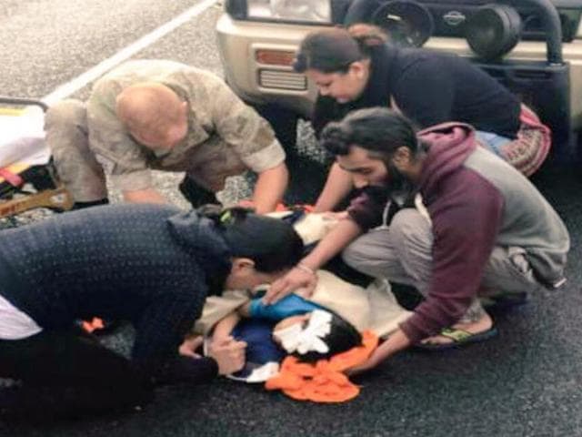 22-year-old-Harman-Singh-removed-his-turban-to-help-the-child-who-was-bleeding-from-the-head-Photo-Courtesy-Facebook 22-year-old-Harman-Singh-removed-his-turban-to-help-the-child-who-was-bleeding-from-the-head-Photo-Courtesy-Facebook