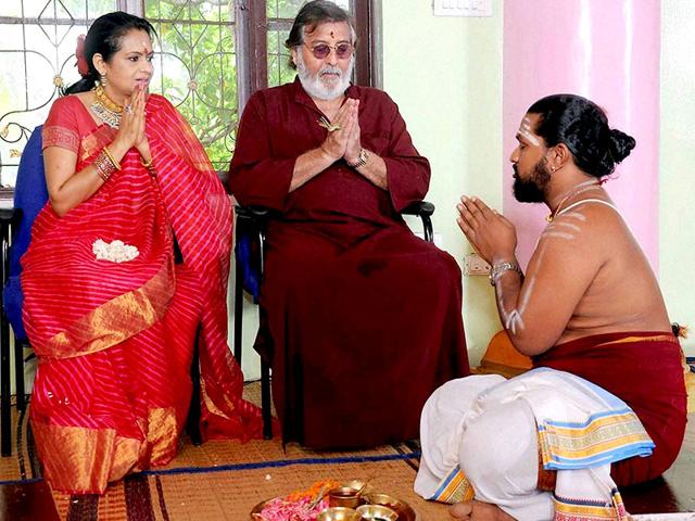 Vinod Khanna and his wife Kavitha perform a puja to celebrate their 25th wedding anniversay in Bengaluru on Friday. (PTI Photo) Vinod Khanna and his wife Kavitha perform a puja to celebrate their 25th wedding anniversay in Bengaluru on Friday. (PTI Photo)