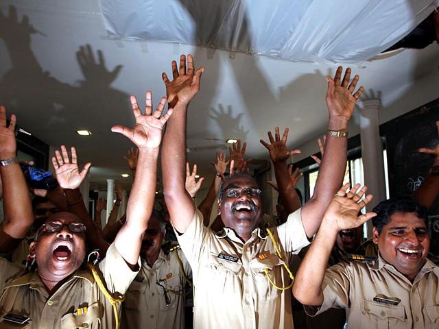 Mumbai cops participate in a laughter therapy session. The psychological health of the cops have become a matter of concern after an ASI shot dead his senior.(Kunal Patil/HT photo)