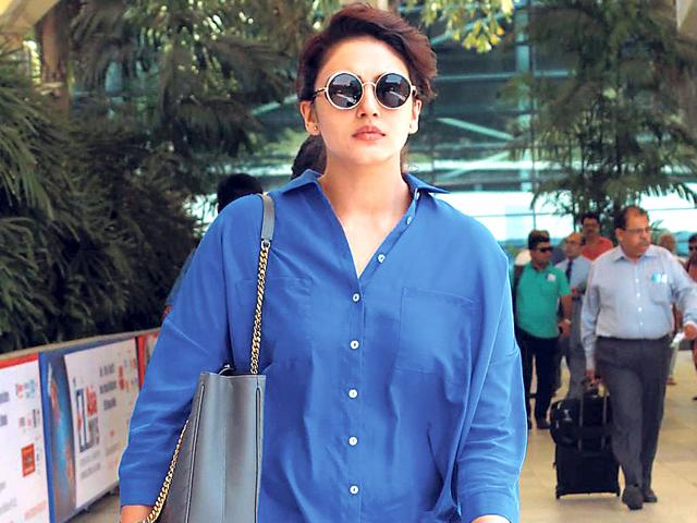 Huma Qureshi at the Mumbai airport. (Photo: Yogen Shah, Viral Bhayani) Huma Qureshi at the Mumbai airport. (Photo: Yogen Shah, Viral Bhayani)