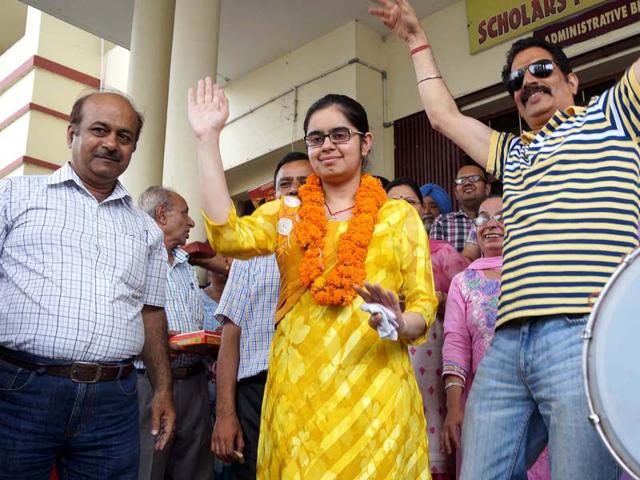PMET-topper-Savi-in-a-jubilant-mood-with-her-parents-at-Rajpua-near-Patiala-Bharat-Bhushan-HT PMET-topper-Savi-in-a-jubilant-mood-with-her-parents-at-Rajpua-near-Patiala-Bharat-Bhushan-HT