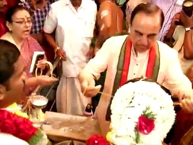 BJP-leader-Subramanian-Swamy-instead-of-handing-over-the-mangalsutra-to-the-groom-approached-the-bride-with-the-intention-of-tying-the-knot-himself-in-a-Tamil-wedding-Photo-Screen-grab-from-News-7-Tamil-news-channel BJP-leader-Subramanian-Swamy-instead-of-handing-over-the-mangalsutra-to-the-groom-approached-the-bride-with-the-intention-of-tying-the-knot-himself-in-a-Tamil-wedding-Photo-Screen-grab-from-News-7-Tamil-news-channel