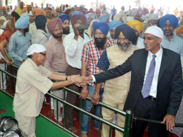 United States Ambassador to India, Richard Rahul Verma meeting devotees at the langar hall during his visit at Golden Temple in Amritsar on Wednesday. Sameer Sehgal/HT